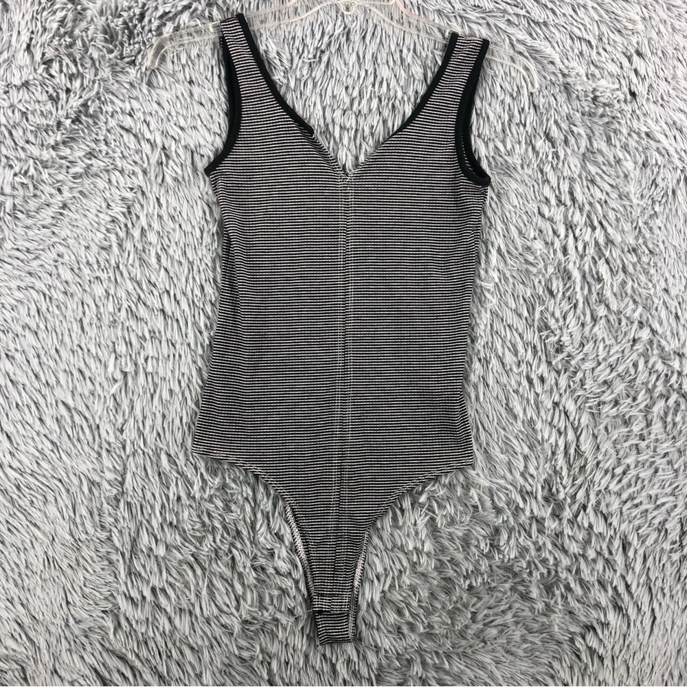 BKE Buckle Bodysuit Red Womens Medium Black White Vneck Snap